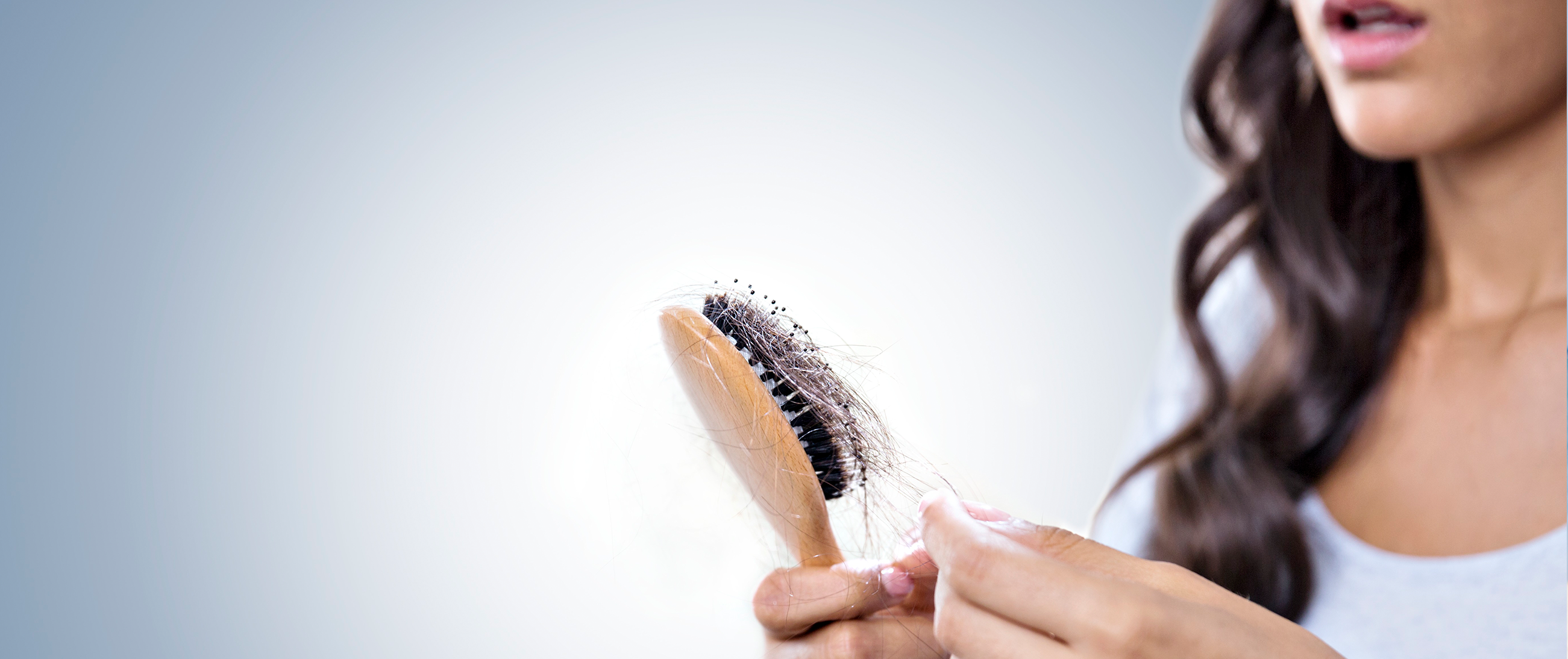 Haarausfall bei Frauen: Wenn die Haarbürste mehr verrät als erwartet