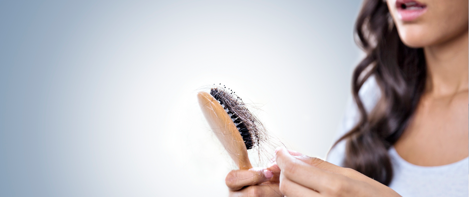 Haarausfall bei Frauen: Wenn die Haarbürste mehr verrät als erwartet