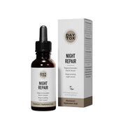 Braune Pipettenflasche und weiße Produktverpackung des Daytox Night Repair Serums, Vorderseite mit Marken- und Produktnamen.