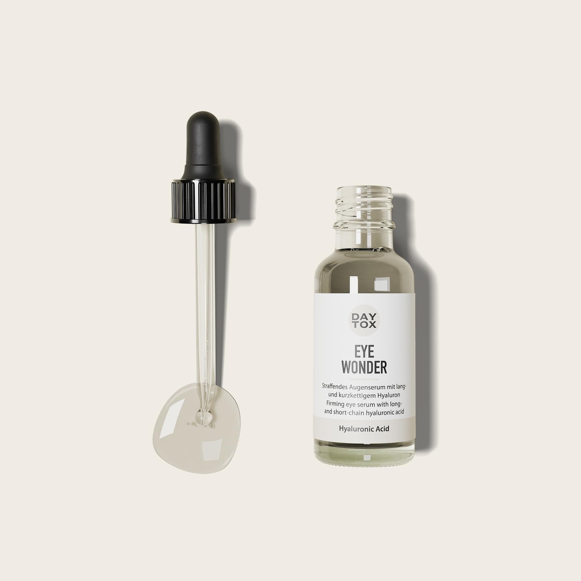 DAYTOX Hyaluron Eye Serum Flasche und separate Pipette liegen auf hellem, beigem Hintergrund.