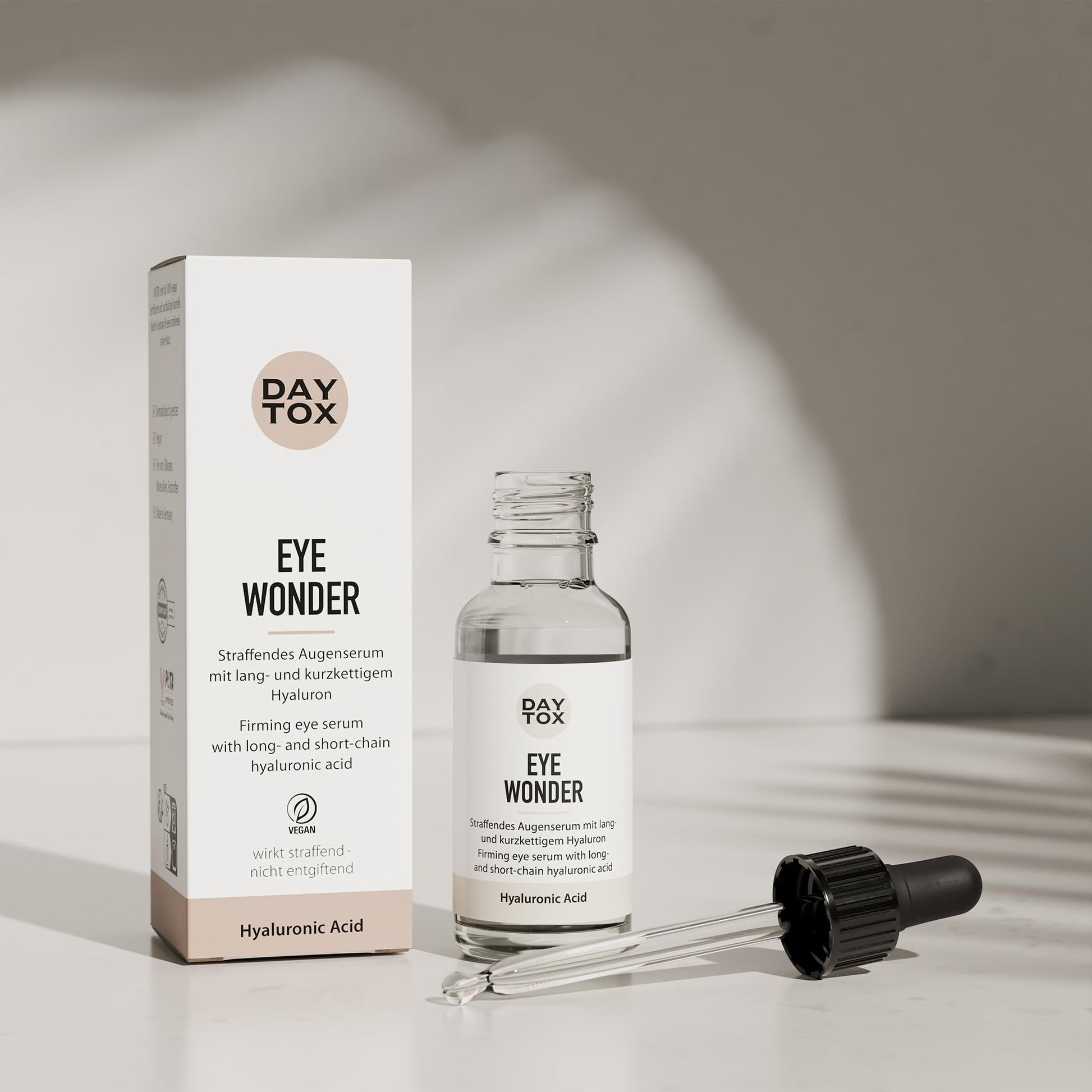 DAYTOX Hyaluron Eye Serum Flasche, Umverpackung und separate Pipette auf hellem Untergrund.