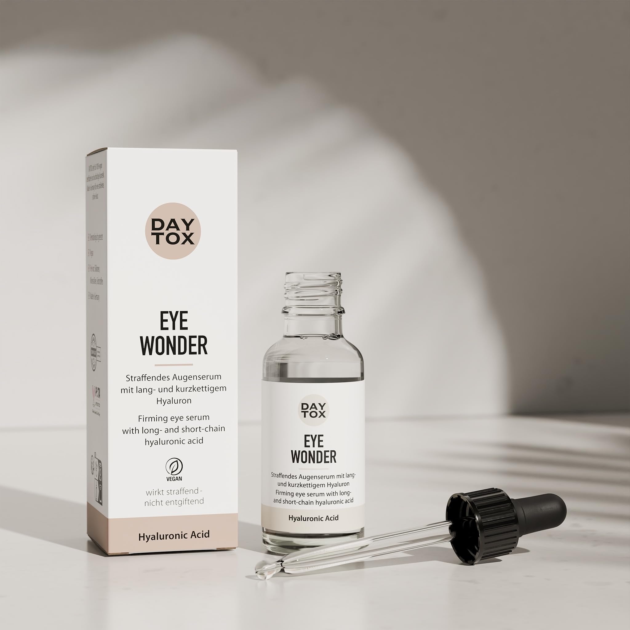 DAYTOX Hyaluron Eye Serum Flasche, Umverpackung und separate Pipette auf hellem Untergrund.