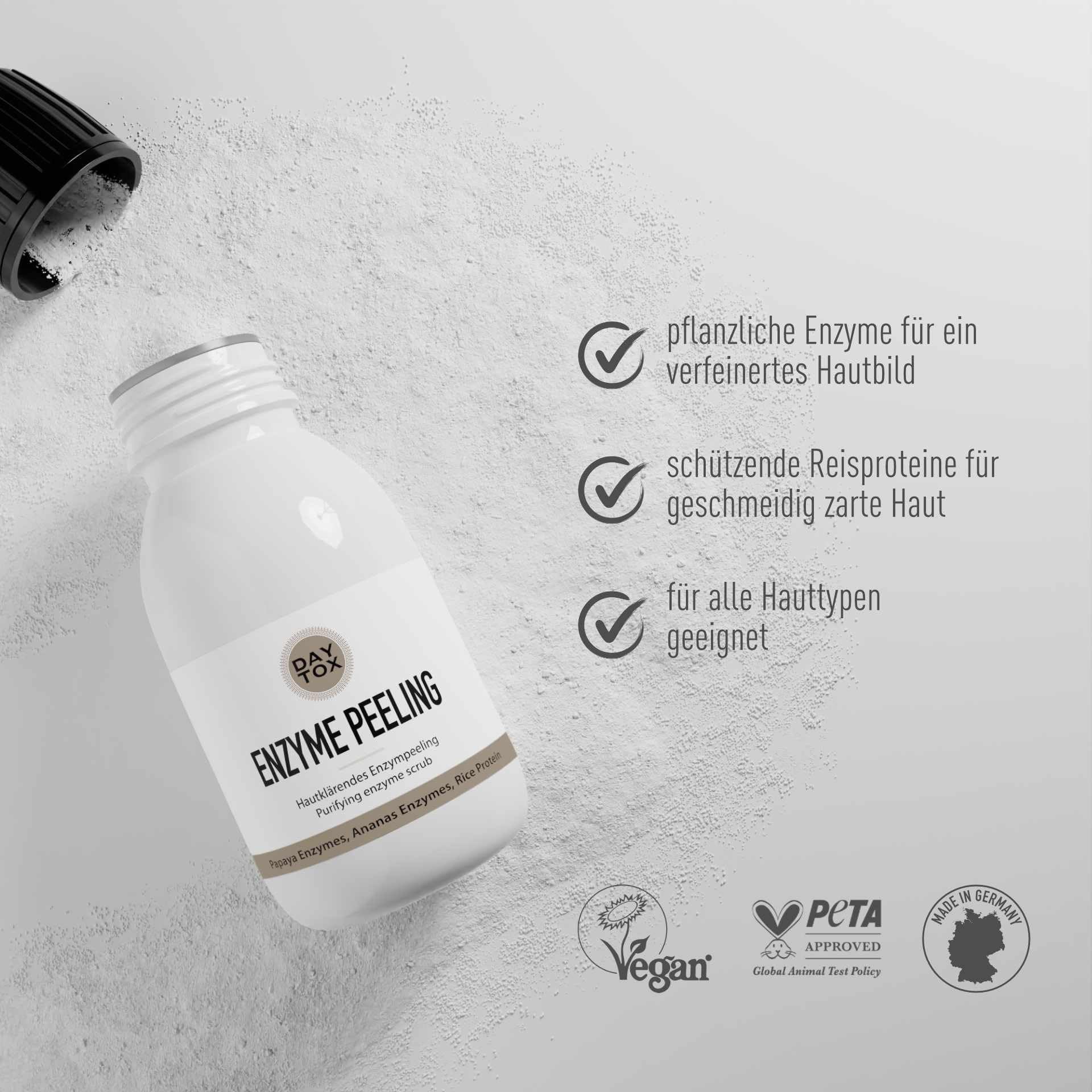 Daytox Enzyme Peeling Flasche auf hellem Untergrund mit Pulver, Vorteilen, Vegan- und PETA-Logos.