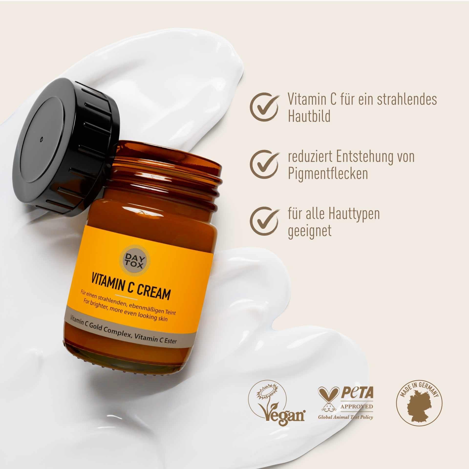 Offener Tiegel der DAYTOX Vitamin C Creme mit Produktvorteilen und Vegan-Siegeln auf weißem Untergrund.
