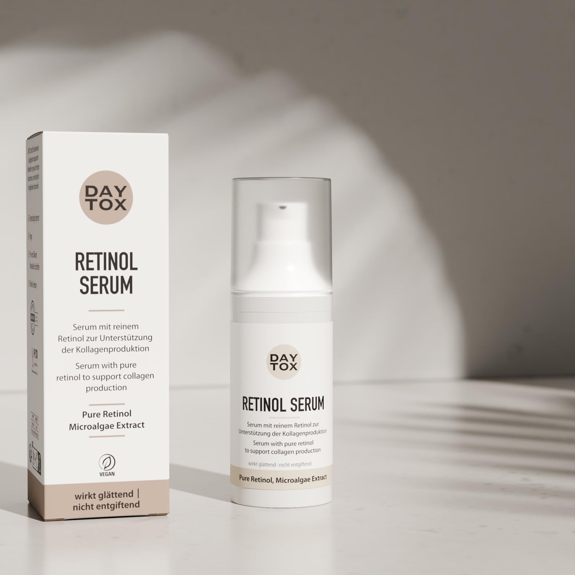 Daytox Retinol Serum Fläschchen und die beige-weiße Produktverpackung, beide von vorne sichtbar.