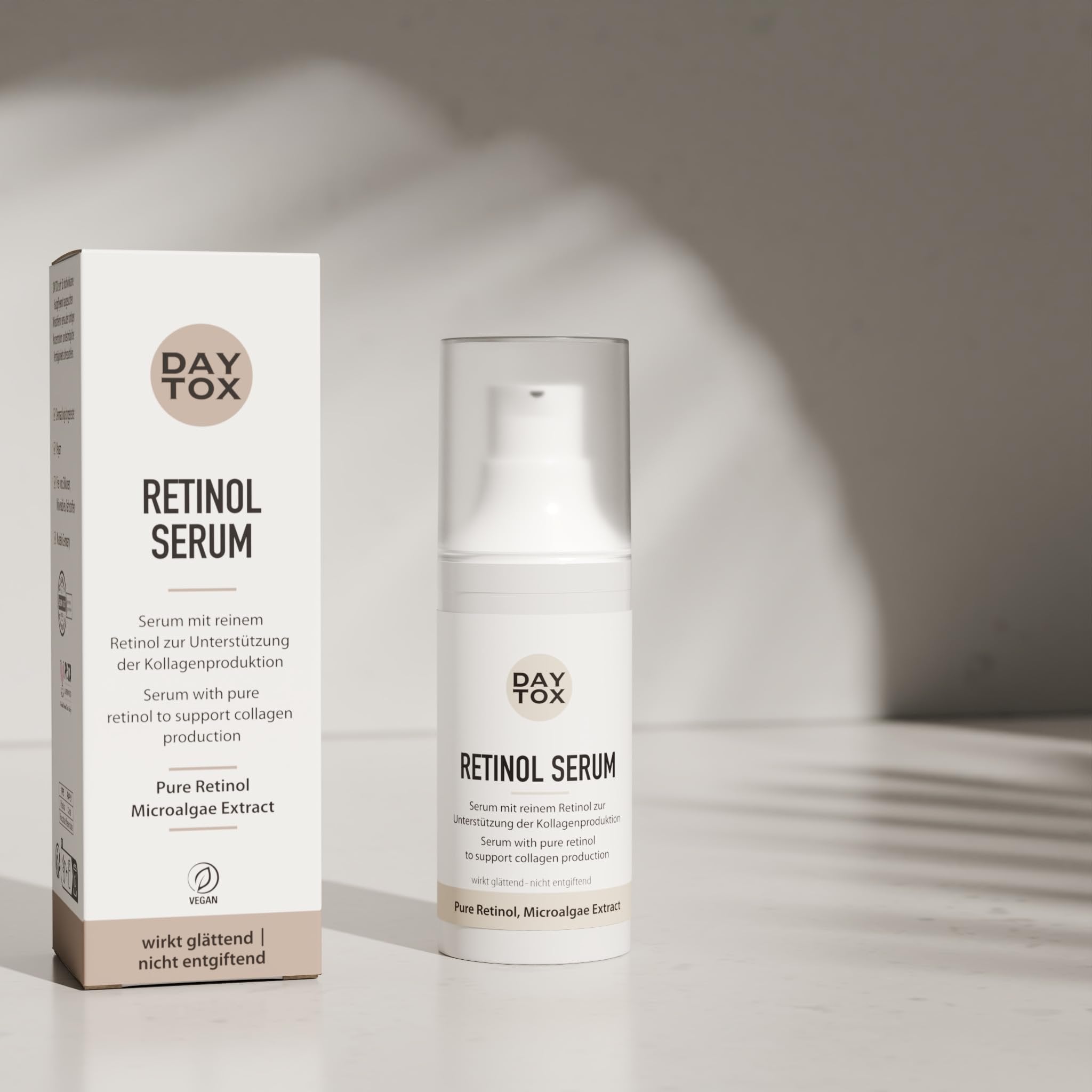 Daytox Retinol Serum Fläschchen und die beige-weiße Produktverpackung, beide von vorne sichtbar.