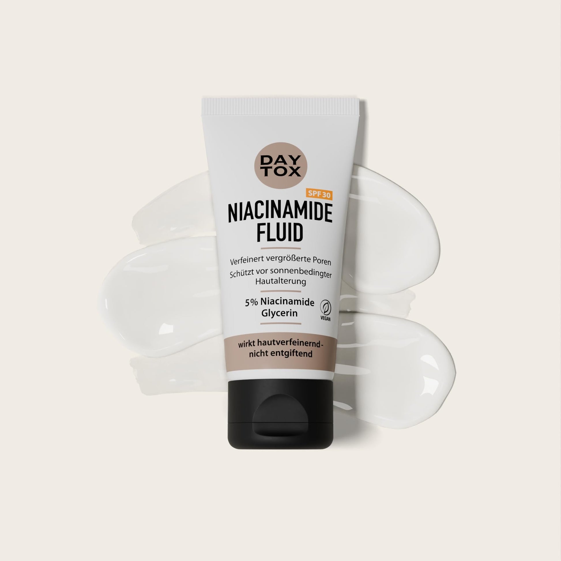 Daytox Niacinamide Fluid Tube auf hellem Hintergrund, umgeben von weißen Creme-Swatches.