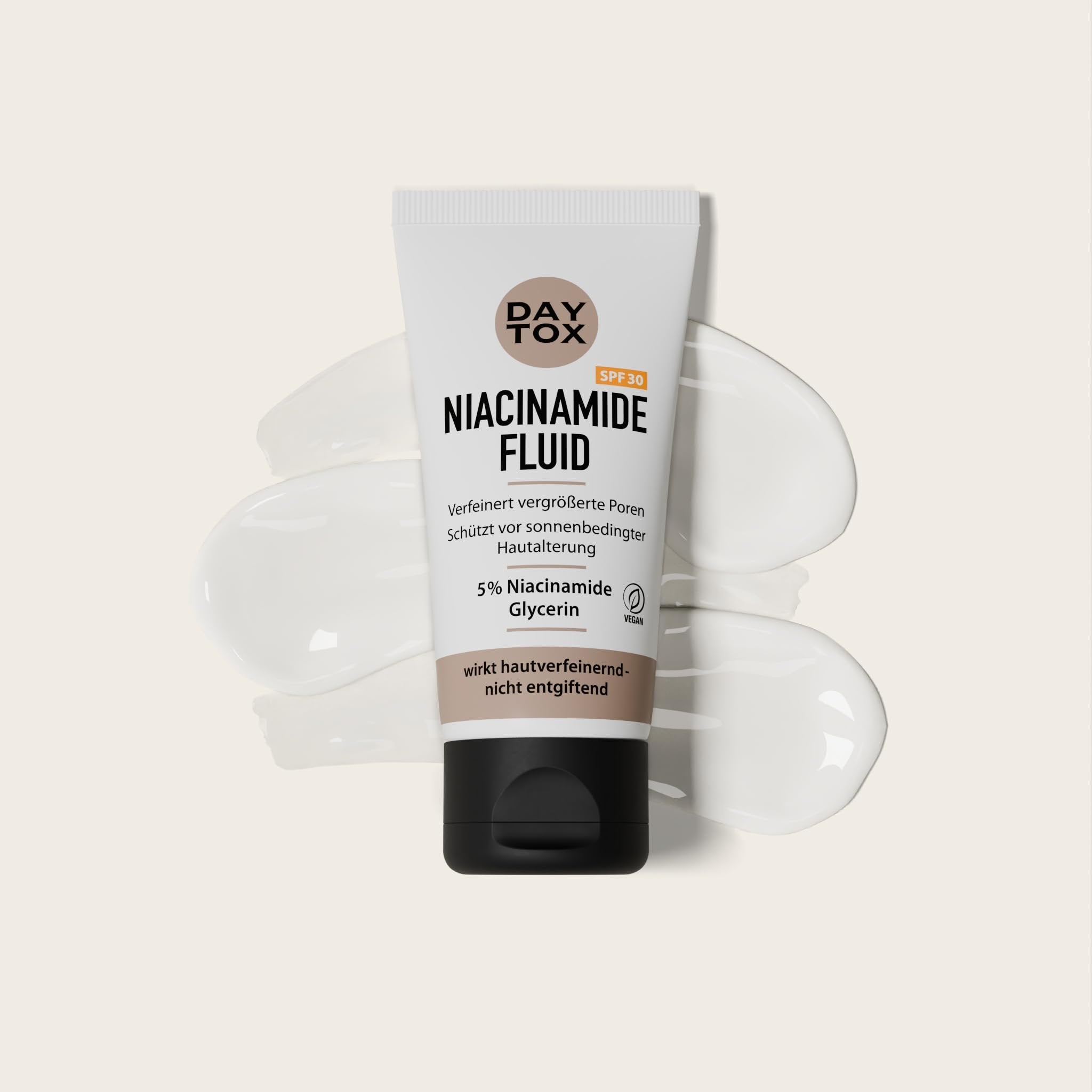 Daytox Niacinamide Fluid Tube auf hellem Hintergrund, umgeben von weißen Creme-Swatches.
