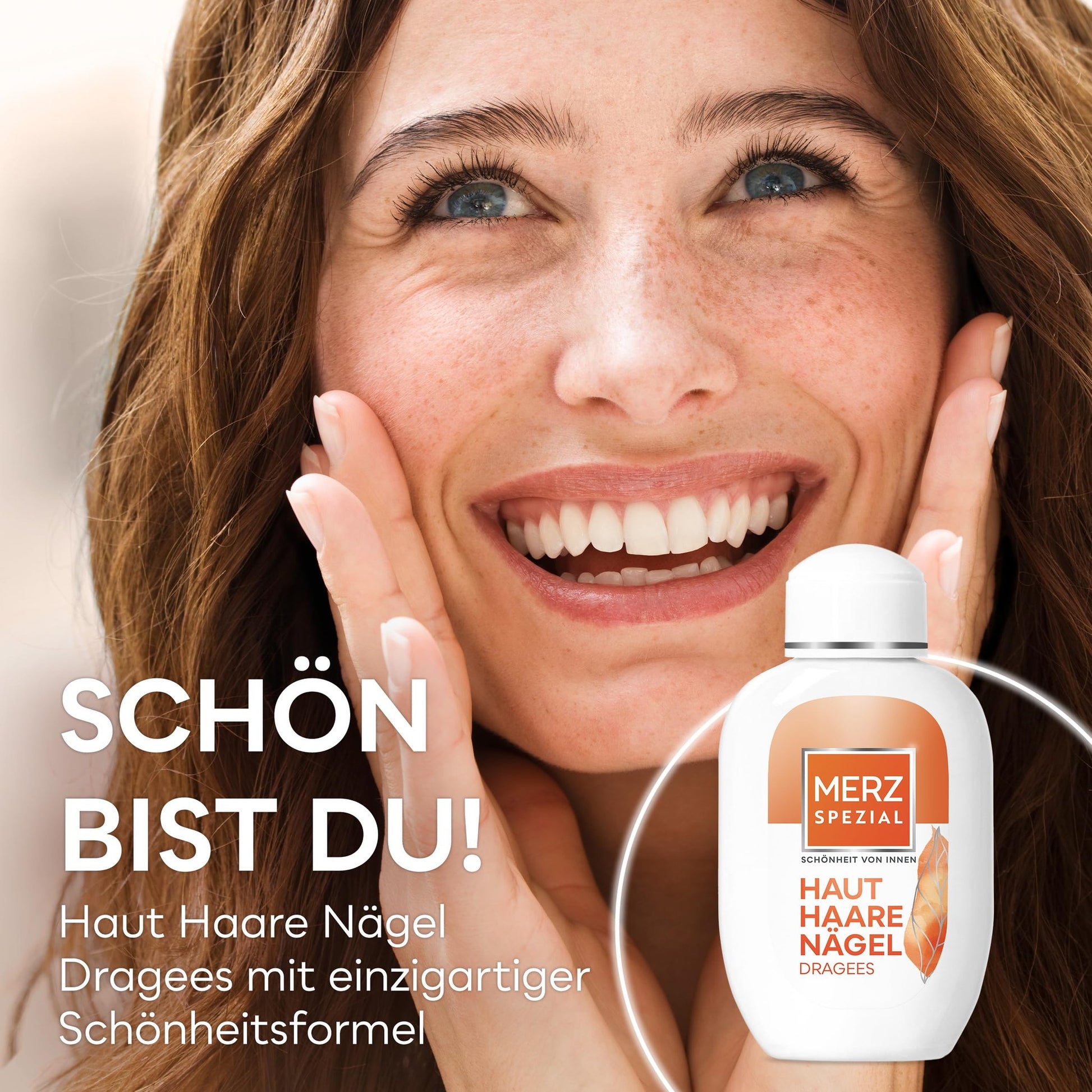 Lächelnde Frau mit Sommersprossen, die ihr Gesicht berührt, und eine Flasche Merz Spezial Dragees.