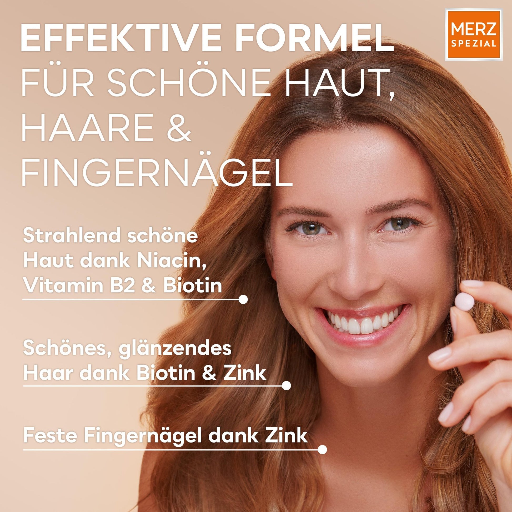 Lächelnde Frau hält ein Dragee in der Hand. Textelemente beschreiben die Vorteile für Haut, Haare, Nägel.