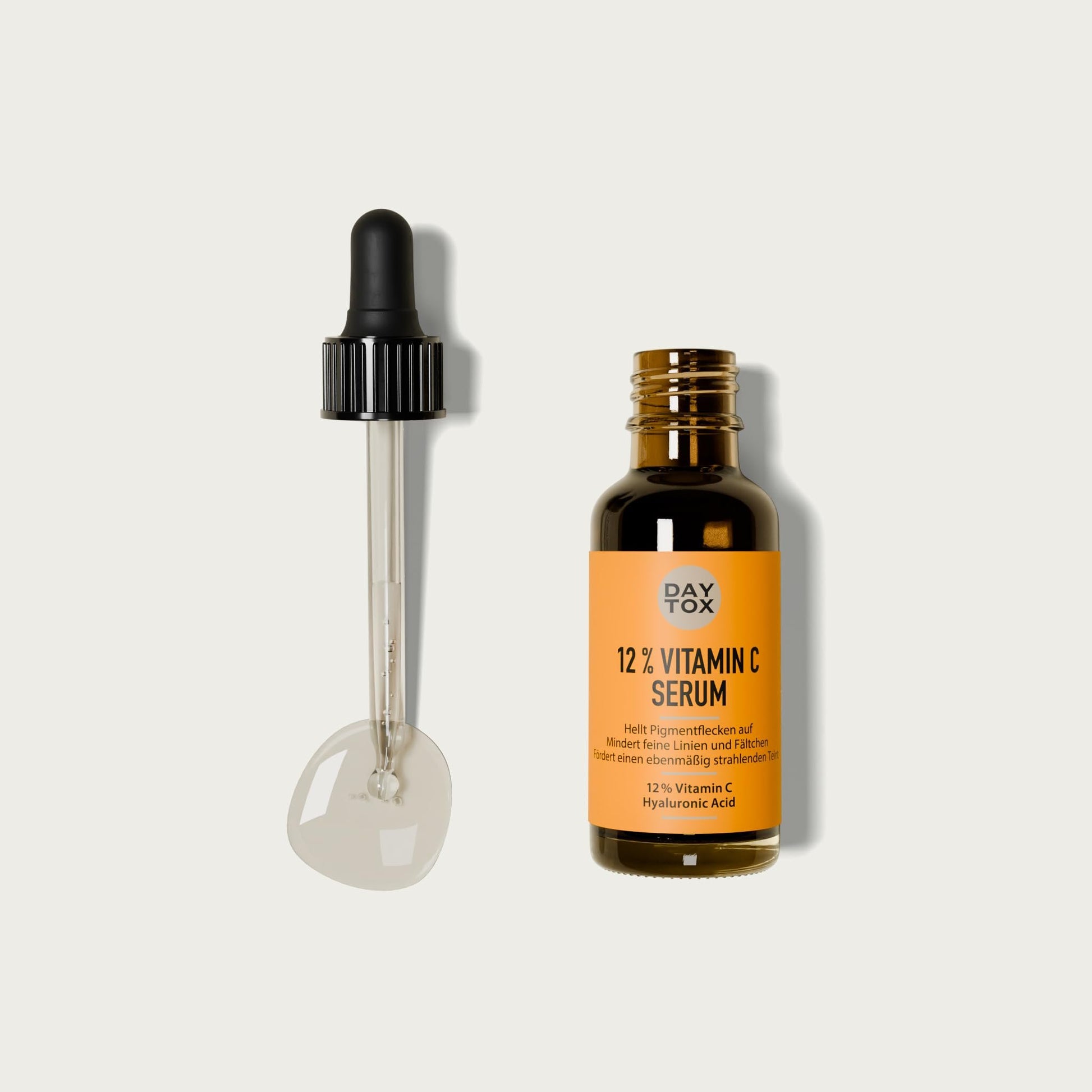 DAYTOX Vitamin C Serum Flasche und abgenommene Pipette auf hellem Hintergrund.
