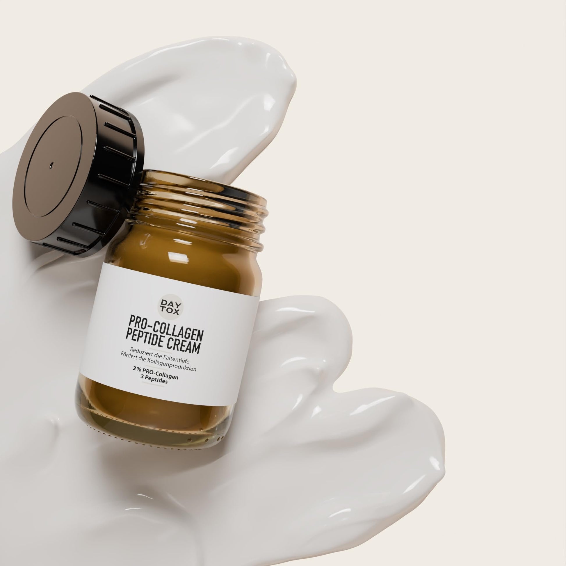 Offener DAYTOX Pro-Collagen Peptide Cream Tiegel liegt auf weißer Creme, Deckel daneben. Nahaufnahme.