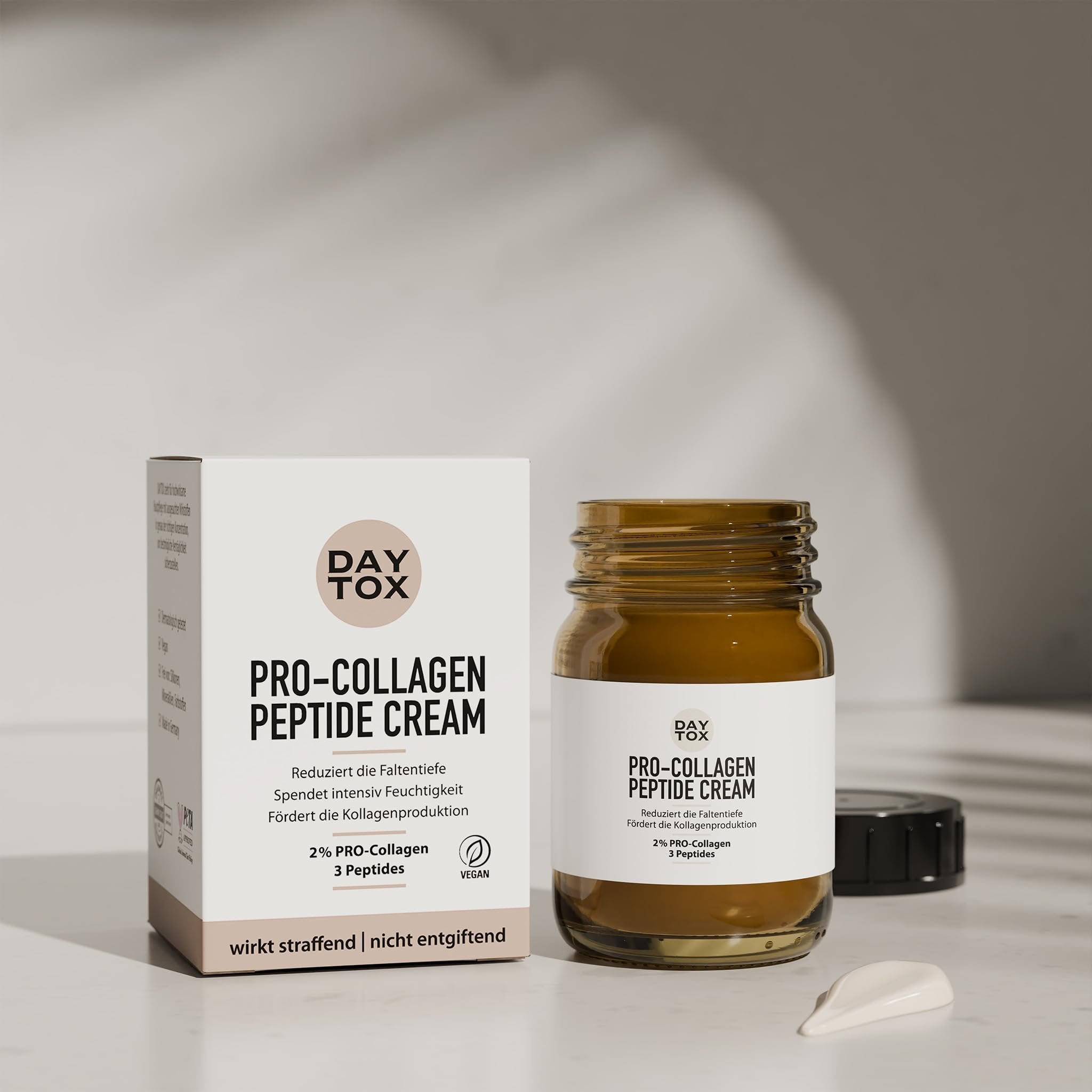 DAYTOX Pro-Collagen Peptide Cream Box und Tiegel mit offenem Deckel. Ein Klecks Creme ist sichtbar.