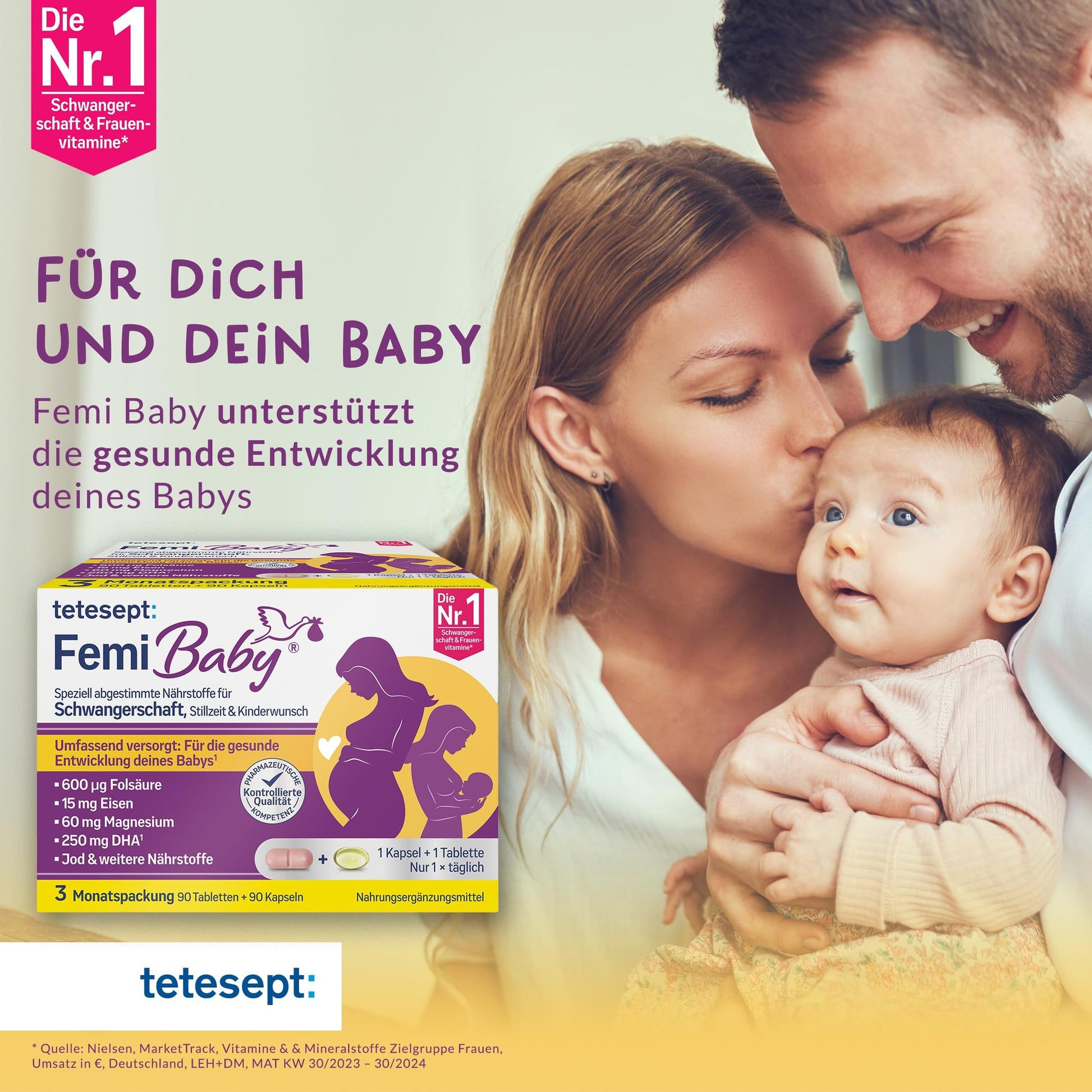 Lifestyle-Foto eines Paares, das ein Baby küsst, mit der tetesept Femi Baby Produktverpackung im Vordergrund.